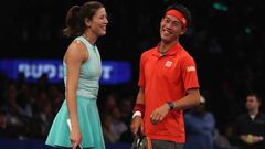 Garbi&ntilde;e Muguruza y Kei Nishikori bromean durante su partido ante Venus WIlliams y Juan Martin del Potro en la exhibici&oacute;n ben&eacute;fica BNP Paribas Showdown en el Madison Square Garden de Nueva York.