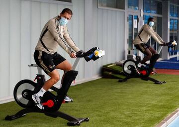 Hazard y Mendy hacen bicicleta guardando la distancia de seguridad.