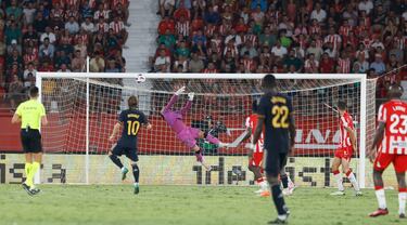 1-3. Vinicius dispara en la frontal de área y con ayuda de un defensor bate por alto a Maximiniano.