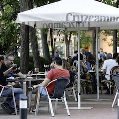 Agrede a una camarera en Cádiz que le impide fumar