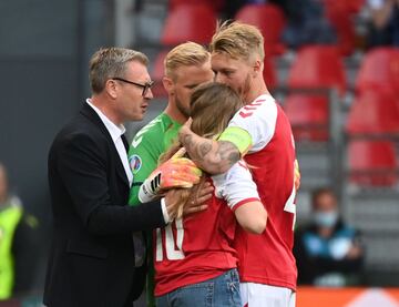 Miembros de la selección danesa tratan de tranquilizar a Sabrina Kvist Jensen, pareja del jugador.
