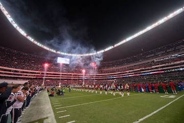 Veinte años después de que la Ciudad de México fuera víctima de un sismo de 1985, la NFL decidió disputar por primera vez un partido de temporada regular fuera de los Estados Unidos. El escenario fue el Estadio Azteca, donde los Cardenales de Arizona vencieron por marcador de 31-14 a los 49’s de San Francisco. Tras ese partido, la NFL volvió en el 2016 para el duelo entre los Raiders de Oakland y los Texanos, además de que este año los mismos Raiders jugarán ante los Patriotas de Nueva Inglaterra.