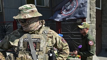 Fighters of Wagner private mercenary group visit at a makeshift memorial with portraits of Russian mercenary chief Yevgeny Prigozhin and Wagner group commander Dmitry Utkin outside the local office of the Wagner private mercenary group in Novosibirsk, Russia August 24, 2023. REUTERS/Stringer