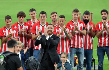 El jugador del Athletic Club, Iker Muniain, en un momento del homenaje que ha recibido hoy lunes en el estadio de San Mamés como despedida del capitán rojiblanco ante su afición.