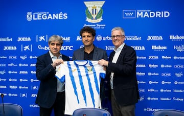 Indias, Idiakez y Luhnow durante la presentación del segundo como técnico del Leganés. 