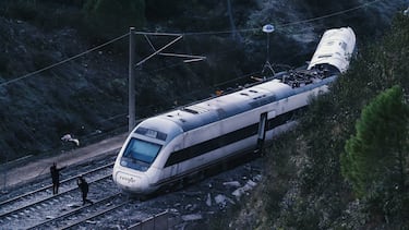 Miembros de la Guardia Civil trabajan junto a uno de los trenes implicados en el accidente.