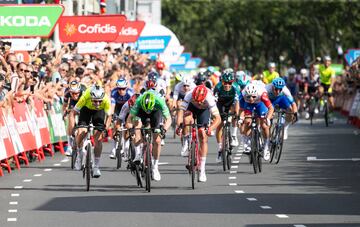 Sam Bennett ganó al sprint.