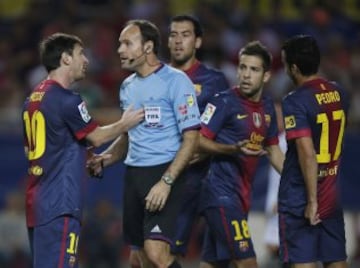 Partido de Liga entre el Sevilla y el Barcelona el 29 de septiembre de 2012. Messi discute con Mateu Lahoz. 