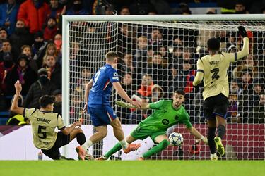 3-0. Enzo Fernández  asiste a a Liam Delap que anota a placer el tercer tanto. El gol del delantero inglés fue revisado por el VAR por posible fuera de juego del centrocampista argentino.