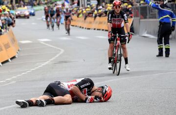 Caleb Ewan se queda en el suelo tras la caída con Peter Sagan. Con la clavícula rota, no tomará la salida de mañana.