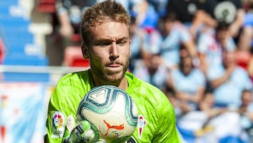 Rub&eacute;n Blanco, con el bal&oacute;n durante el partido de Ipurua ante el Eibar.