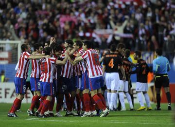 La imagen de Zigic, con la camiseta despedazada, al acabar la vuelta de los cuartos de final de la Europa League 2009-10, en el Calderón, es ya un icono de las injusticias en contra del bando blanquinegro. Juanito le agarró y Florian Meyer no lo vio. Eran los últimos minutos. El duelo acabó sin goles, el Atlético pasó y acabó ganando esa Europa League de la mano de Quique Sánchez Flores.