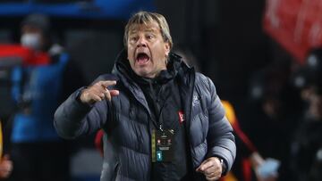 AMDEP5771. LA PLATA (ARGENTINA), 11/08/2022.- El entrenador de Estudiantes Ricardo Zielinski dirige hoy, en un partido de la Copa Libertadores entre Estudiantes y Athletico Paranaense en el estadio Jorge Luis Hirschi en La Plata (Argentina). EFE/Juan Ignacio Roncoroni
