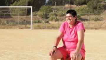 En Isla Cristina. Rosa, una de las pioneras del f&uacute;tbol femenino en Espa&ntilde;a, posa durante la grabaci&oacute;n del documental.
 
