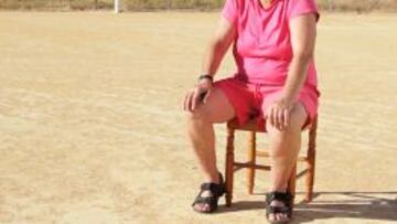 En Isla Cristina. Rosa, una de las pioneras del fútbol femenino en España, posa durante la grabación del documental.