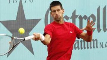 <b>TIERRA DE MADRID. </b>Con la rodilla vendada, Djokovic pisó Madrid.