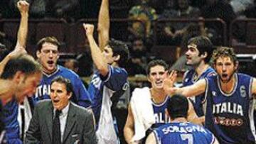 <b>FELICES.</B> Los italianos festejan un triunfo con el que pocos contaban y que les mete en semifinales.
