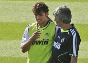 Pedro León llegó como figura desde Getafe, pero Mourinho lo 'reventó' en una conferencia de prensa. "Parecen que hablan de Maradona o Zidane y hace dos días jugaba en el Getafe", fue la lapidaria frase.