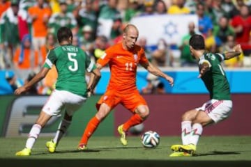 Acción donde Robben se tira en el área (2014)