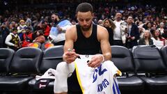 TORONTO, CANADA - MARCH 1: Stephen Curry #30 of the Golden State Warriors signs his jersey after their NBA game against the Toronto Raptors at Scotiabank Arena on March 1, 2024 in Toronto, Canada. NOTE TO USER: User expressly acknowledges and agrees that, by downloading and or using this photograph, User is consenting to the terms and conditions of the Getty Images License Agreement.   Cole Burston/Getty Images/AFP (Photo by Cole Burston / GETTY IMAGES NORTH AMERICA / Getty Images via AFP)