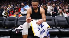 TORONTO, CANADA - MARCH 1: Stephen Curry #30 of the Golden State Warriors signs his jersey after their NBA game against the Toronto Raptors at Scotiabank Arena on March 1, 2024 in Toronto, Canada. NOTE TO USER: User expressly acknowledges and agrees that, by downloading and or using this photograph, User is consenting to the terms and conditions of the Getty Images License Agreement.   Cole Burston/Getty Images/AFP (Photo by Cole Burston / GETTY IMAGES NORTH AMERICA / Getty Images via AFP)