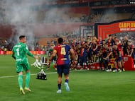 Soccer Football - Copa del Rey - Final - FC Barcelona v Real Madrid - Estadio de La Cartuja, Seville, Spain - April 26, 2025 FC Barcelona's Marc-Andre ter Stegen and Ronald Araujo with the trophy after winning the Copa del Rey REUTERS/Marcelo Del Pozo
