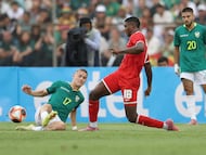 AME6495. TARIJA (BOLIVIA), 18/01/2026.- Lucas Macazaga (i) y Carlos Melgar (d) de Bolivia disputan un balón con Kadir Barría de Panamá este domingo, en un partido amistoso entre Bolivia y Panamá en el estadio IV Centenario en Tarija (Bolivia). EFE/ Luis Gandarillas