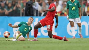 AME6495. TARIJA (BOLIVIA), 18/01/2026.- Lucas Macazaga (i) y Carlos Melgar (d) de Bolivia disputan un balón con Kadir Barría de Panamá este domingo, en un partido amistoso entre Bolivia y Panamá en el estadio IV Centenario en Tarija (Bolivia). EFE/ Luis Gandarillas