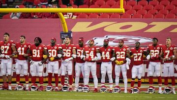 Los Texans se quedaron en el vestidor durante la entonación de The Star-Spangled Banner, mientras que por los Chiefs todos los jugadores salieron al campo y solo Okafor se arrodilló.