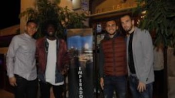 Óscar Duarte, Felipe Caicedo, Joan Jordán y Pau López, a su llegada al restaurante.
