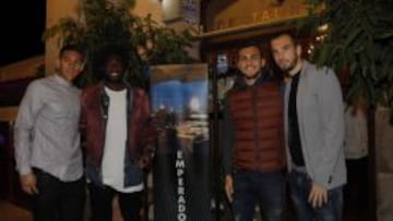 &Oacute;scar Duarte, Felipe Caicedo, Joan Jord&aacute;n y Pau L&oacute;pez, a su llegada al restaurante.