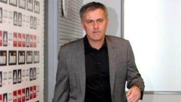 Mourinho, llegando a la rueda de prensa