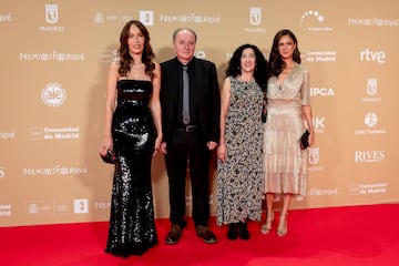 El equipo de 'Chaplin. Esp¨ªritu gitano' posa en la alfombra roja de la 30 edici¨®n de los Premios Jos¨¦ Mar¨ªa Forqu¨¦, en el Palacio Municipal de IFEMA.