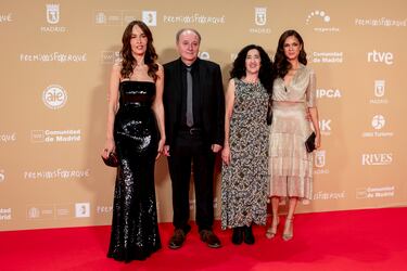 El equipo de 'Chaplin. Espíritu gitano' posa en la alfombra roja de la 30 edición de los Premios José María Forqué, en el Palacio Municipal de IFEMA.