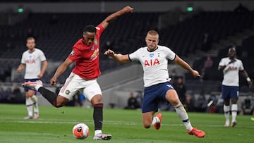 Anthony Martial, jugador del Manchester United, chuta el balón ante el Tottenham.