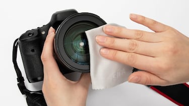 El sencillo accesorio con el que puedes dejar tus gafas o pantallas libres de manchas, polvo y huellas