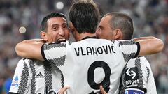 Turin (Italy), 15/08/2022.- Juventus'Äô Dusan Vlahovic jubilates with Angel Di Maria after scoring the 2-0 goal during the Italian Serie A soccer match between Juventus FC and US Sassuolo Calcio at the Allianz Stadium in Turin, Italy, 15 August 2022. (Italia, Estados Unidos) EFE/EPA/ALESSANDRO DI MARCO
