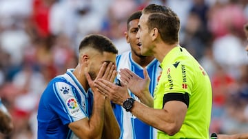 Óscar Gil del Espanyol protesta la decisión del árbitro Arberola Rojas de señalar penalti a favor del Sevilla durante el partido de la jornada 33 de LaLiga entre Sevilla FC y RCD Espanyol.