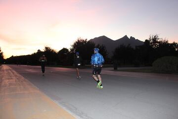 Monterrey vivió una fiesta importante con el Maratón Powerade, donde decenas de corredores desafiaron al frío para cumplir esta meta.