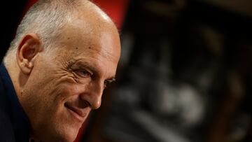 MADRID, 22/11/2023.- Fotografía de archivo del 6 de octubre de Javier Tebas que ha presentado este miércoles su dimisión como presidente de LaLiga, cuyo mandato concluía el 26 de diciembre, y se convocarán elecciones al cargo, abriéndose un proceso electoral al que se presentará. En una nota informativa, LaLiga, además de anunciar la dimisión de Javier Tebas y la apertura del proceso electoral, indica que "de conformidad con las previsiones estatutarias y reglamentarias, se procederá en el día de hoy, a la celebración del sorteo para la designación de los miembros de la Comisión Electoral que una vez constituida será la encargada de convocar las elecciones". EFE/Archivo/Javier Lizón