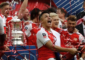 Alexis celebró en la FA Cup este año y tuvo un rol fundamental en la final ante Chelsea. Abrió el marcador recién iniciado el partido. También fue clave en la semifinal ante Manchester City.