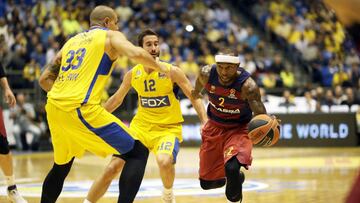 Tyrese Rice lucha por el balón con Maik Zirbes y Yogev Ohayon.