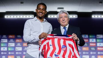 Lino posa junto a Enrique Cerezo y la elástica rojiblanca.