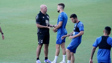 Mel dialoga con Genaro en un entrenamiento.