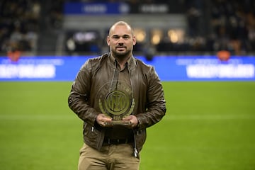 El mediapunta neerland谷s anunci車 su retirada del f迆tbol profesional en 2019, tras jugar una temporada en la Liga de Qatar. Tras su paso por el Inter de Mil芍n, jug車 cinco a?os en el Galatasaray, donde consigui車 ocho t赤tulos. Por 迆ltimo, jug車 media temporada en el Niza hasta que en enero de 2018 se march車 al Al-Gharafa qatar赤.