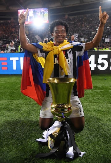 Juan Guillermo Cuadrado con el trofeo de la Copa Italia y la bandera de Colombia en su espalda