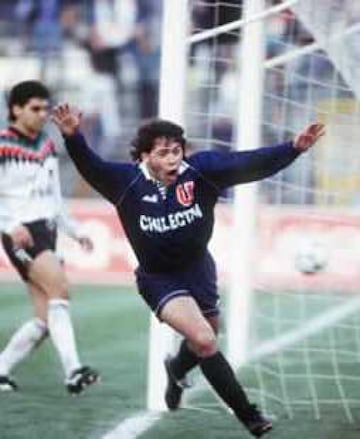 El talentoso delantero jugó en la U en 1994, pero un dopaje le impidió seguir. En la campaña del título tras 25 años, aportó con un gol a Palestino.
