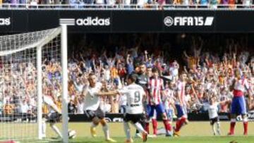 DECABEZA. Otamendi celebra con Paco Alcácer el tercer gol que le hicieron al Atlético.