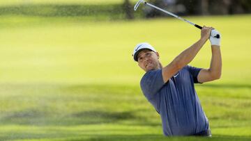 Alex Noren golpea una bola desde el bunker del hoy 14 en la primera jornada del Honda Classic en elPGA National Resort y Spa de Palm Beach Gardens, Florida.