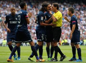 Sergio Sánchez y Jesús Gámez protestan una decisión arbitral de Ayza Gámez.